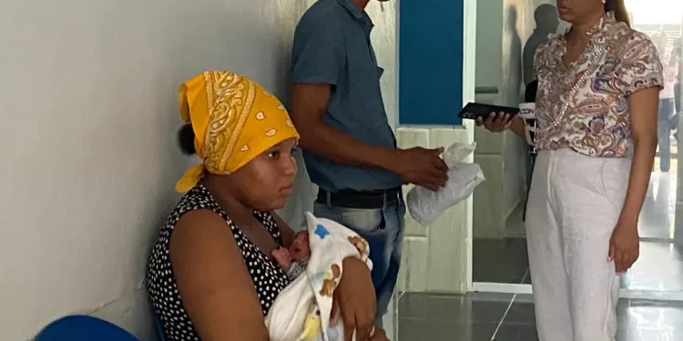 Denuncian error en entrega de mellizos recién nacidos en maternidad de Santiago