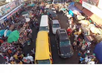 Caos en el transporte en la avenida Duarte