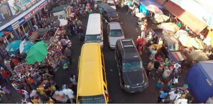 Caos en el transporte en la avenida Duarte