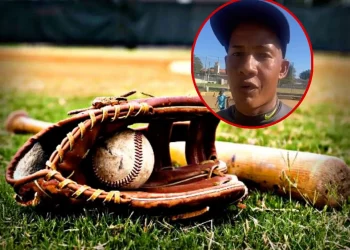 Entrenador de béisbol golpea de 3 pelotazos a niño 12 años en play