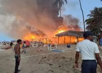 Fuego afecta a 14 negocios en zona Las Terrenas