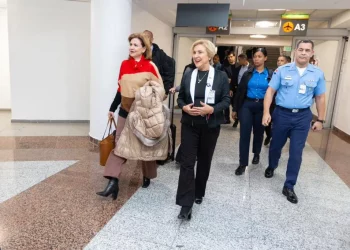 Vicepresidenta regresa al país tras concluir agenda en Davos, Suiza