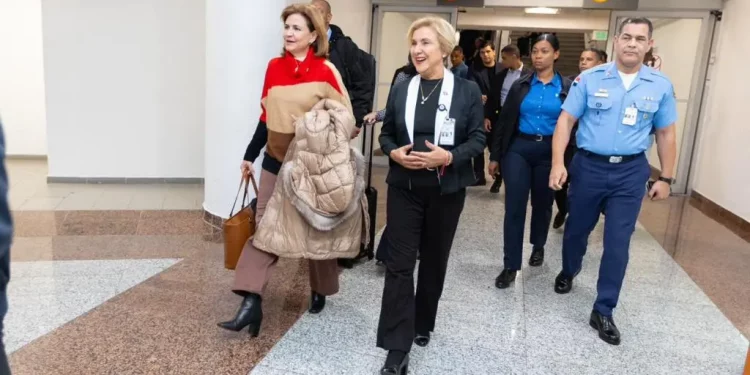 Vicepresidenta regresa al país tras concluir agenda en Davos, Suiza