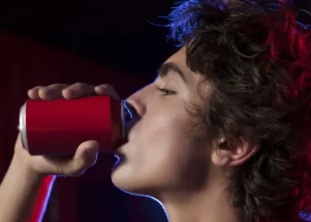 Adolescentes que toman bebidas energéticas obtienen malas calificaciones, según estudio