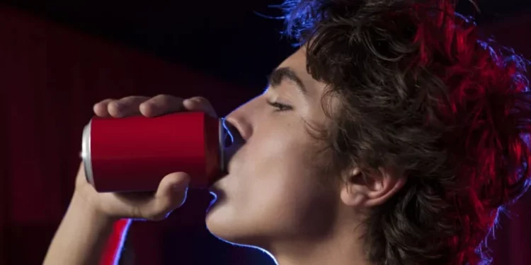 Adolescentes que toman bebidas energéticas obtienen malas calificaciones, según estudio