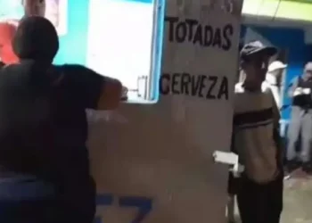 Encapuchados realizan asalto colectivo en un pica pollo de Santiago