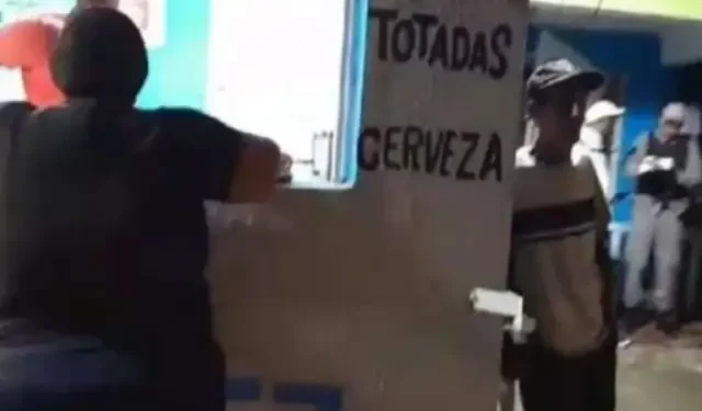 Encapuchados realizan asalto colectivo en un pica pollo de Santiago