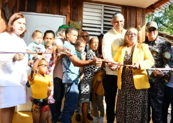 Interior y Policía entrega viviendas remozadas en Santiago