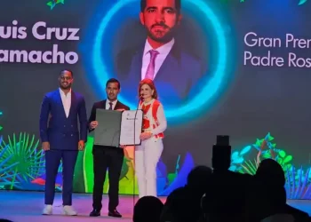 Entregan máximo galardón del Premio Nacional de la Juventud a Luis Cruz