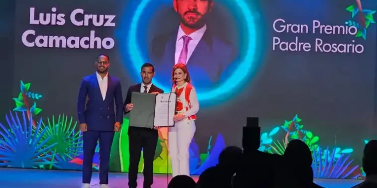 Entregan máximo galardón del Premio Nacional de la Juventud a Luis Cruz