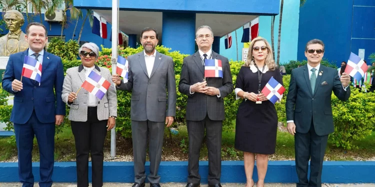 TSE, INDRHI y Cartográfico Militar, rinden tributo a la Bandera Nacional