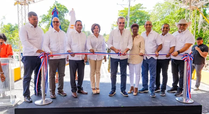 Presidente Abinader encabeza acto inaugural del puente sobre el río Limón en Bayaguana