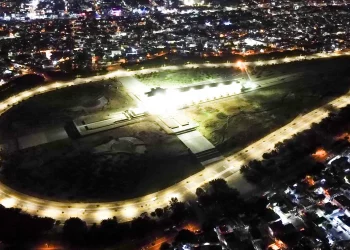 Edeeste ilumina las inmediaciones del monumento Faro a Colón