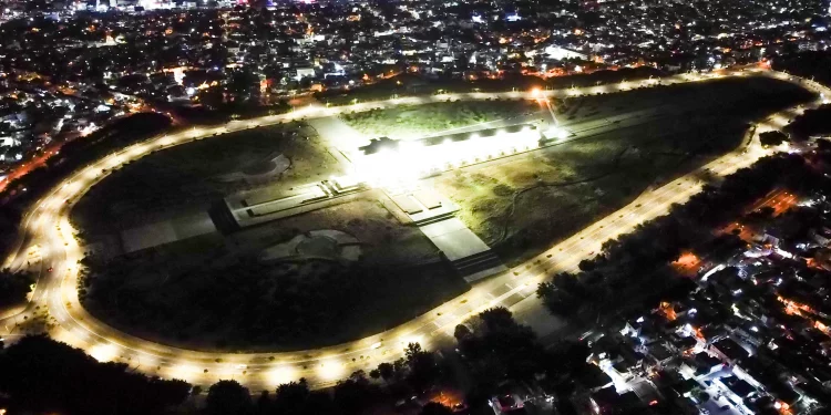 Edeeste ilumina las inmediaciones del monumento Faro a Colón