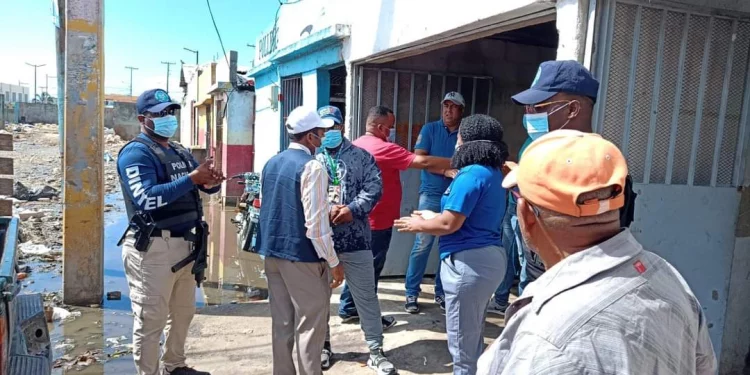 Autoridades sanitarias intervienen mercado de La Romana por insalubridad