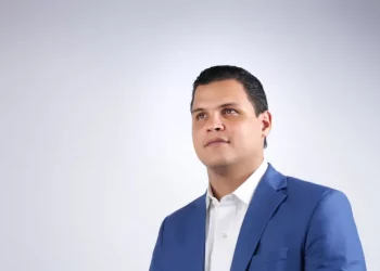 Renuncia del PLD el excandidato a la Alcaldía de La Vega Pascal Núñez, en plena visita de Abel Martínez