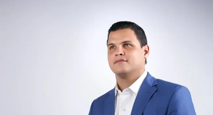 Renuncia del PLD el excandidato a la Alcaldía de La Vega Pascal Núñez, en plena visita de Abel Martínez