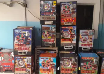 Confiscan máquinas tragamonedas durante intervenciones policiales en Santiago