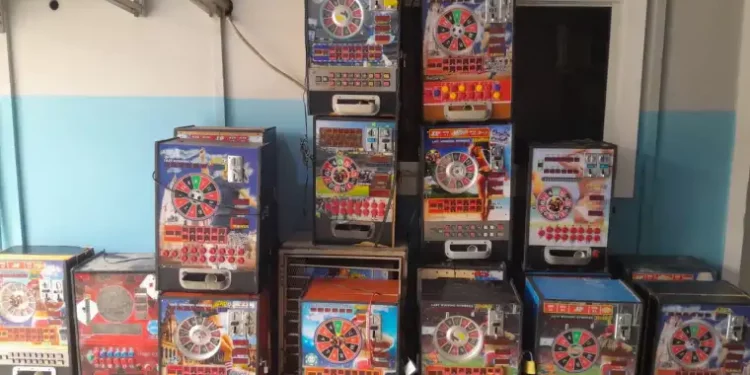 Confiscan máquinas tragamonedas durante intervenciones policiales en Santiago