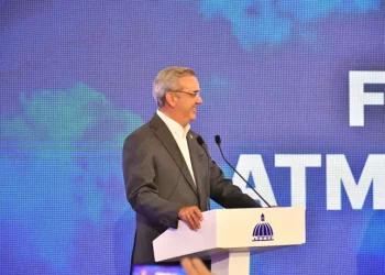 Abinader pide diálogo con Leonel y Abel; reforma fiscal estaría en la conversación