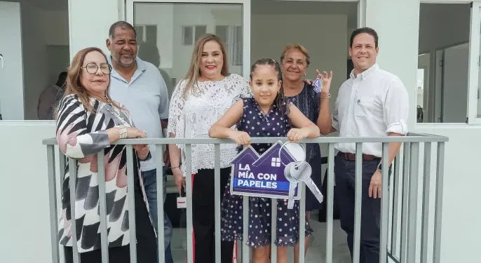 Carlos Bonilla entrega vivienda a familia en estado de vulnerabilidad en Santiago