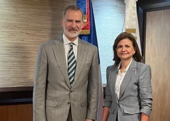 Vicepresidenta recibe al rey Felipe VI durante escala en RD; el monarca asistirá a juramentación de Abinader