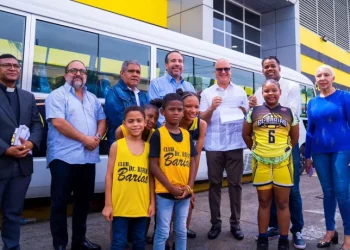 Ministro Igor Rodríguez entrega autobús al Club Rafael Barias en Villa Consuelo