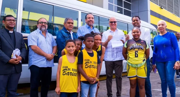 Ministro Igor Rodríguez entrega autobús al Club Rafael Barias en Villa Consuelo