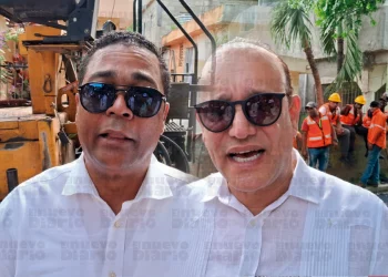 Ulises Rodríguez y Víctor D´Aza supervisan asfaltado en zona urbana de Santiago