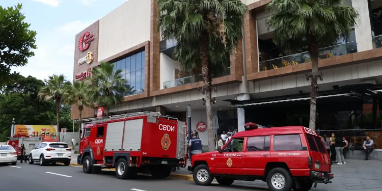 Evacúan de emergencia la plaza Downtown Center por un escape de gas