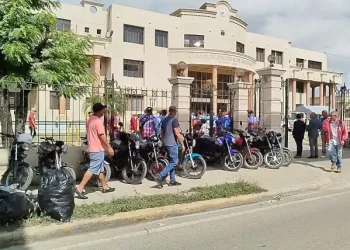 Liberan motoconchistas apresados durante protesta frente a Migración Santiago