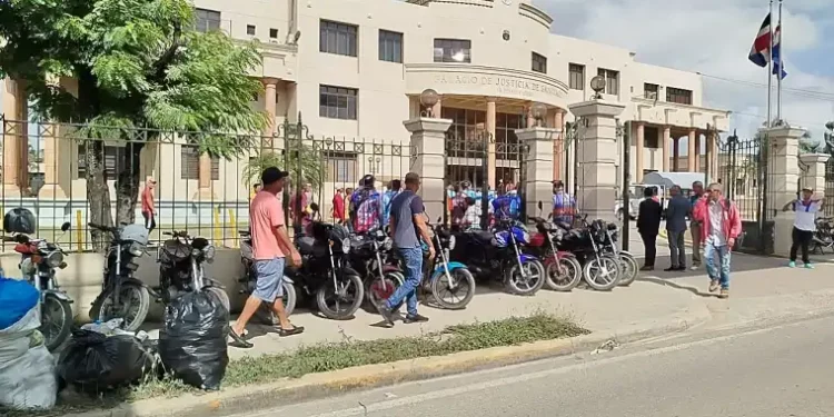 Liberan motoconchistas apresados durante protesta frente a Migración Santiago