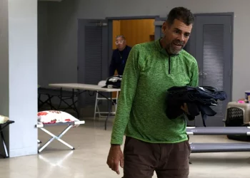 El huracán Ernesto deja cientos de personas refugiadas y carreteras bloqueadas en Puerto Rico