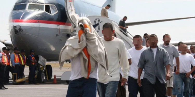 Repatrían a 60 migrantes a RD tras ser capturados cerca de Puerto Rico