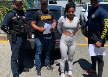 Apresan mujer acusada de robo de vehículo, tarjetas bancarias y aparatos electrónicos en SPM