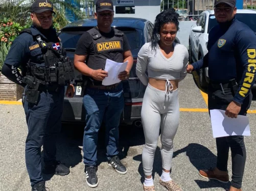 Apresan mujer acusada de robo de vehículo, tarjetas bancarias y aparatos electrónicos en SPM