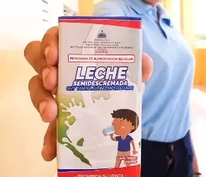 Al menos 50 estudiantes se intoxican en Santiago tras consumir leche del desayuno escolar