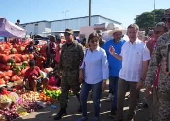 Ministro Bisonó recorre mercado Binacional de Dajabón