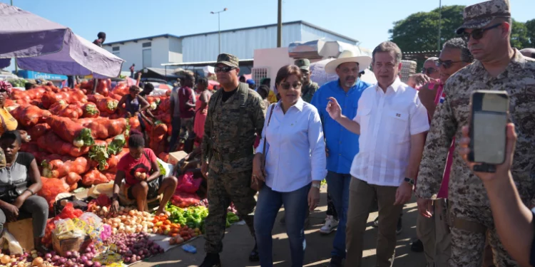 Ministro Bisonó recorre mercado Binacional de Dajabón