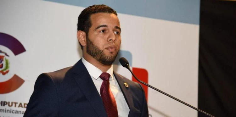 Carlos Amarante García renuncia del PLD y le recuerda a Danilo acciones de su padre a su favor