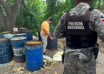 MP y PN apresan 5 haitianos tras desmantelar laboratorio clandestino de bebidas alcohólicas 