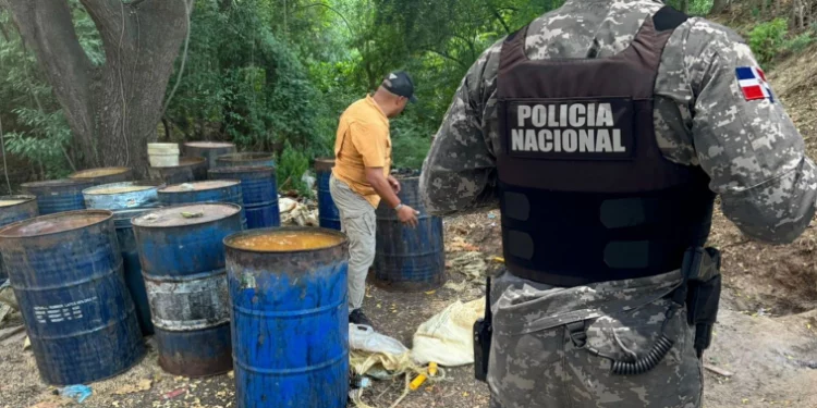 MP y PN apresan 5 haitianos tras desmantelar laboratorio clandestino de bebidas alcohólicas 