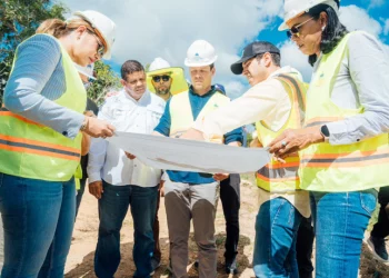Ministro Bonilla supervisa construcción de Centro Correccional Preventivo y Unidad Traumatológica de Higüey