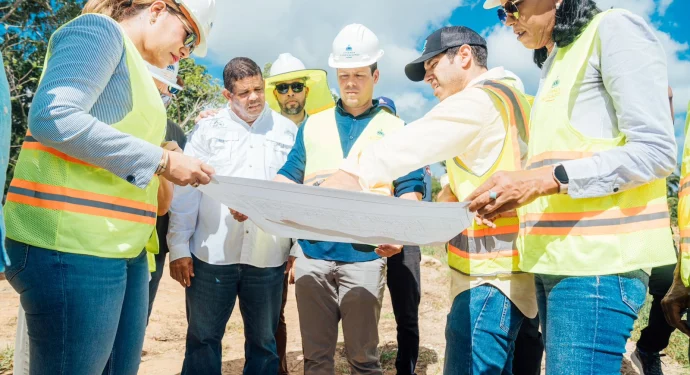 Ministro Bonilla supervisa construcción de Centro Correccional Preventivo y Unidad Traumatológica de Higüey