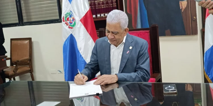Presidentes del Senado y Cámara de Diputados firman nueva Constitución