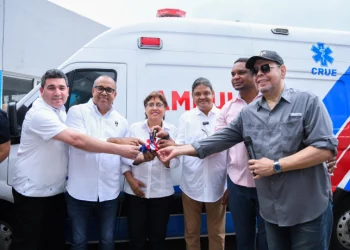 DAEH entrega ambulancia a Hospital de Loma de Cabrera