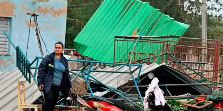 Las autoridades cubanas reportan más de 461 derrumbes en La Habana tras el huracán Rafael