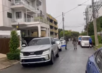 Policía y Ministerio Público investigan ataque a tiros contra pareja que viajaba en yipeta