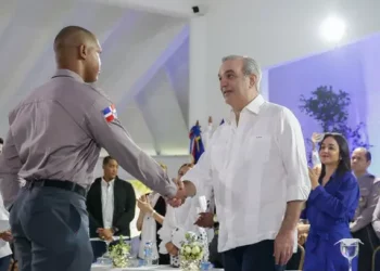 Presidente Abinader encabeza graduación de los primeros 1,016 policías formados bajo la reforma policial