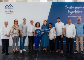 Vicepresidenta Peña y ministro Bonilla entregan 12 nuevas viviendas a familias de San Cristóbal
